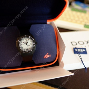 독사 카본 DOXA SUB 300 CARBON WHITEPEARL 판매합니다.