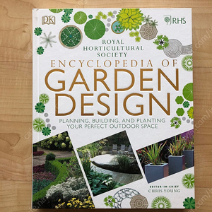 RHS 출판사의 정원디자인 책 Encyclopedia of Garden Design을 판매합니다.