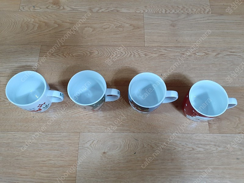 크리스마스 유리컵등 컵 새거입니다 양말 사용감있습니다 필요하신 분들은 편하게 사용하세요 세트 15000원 직거래 가... 이미지