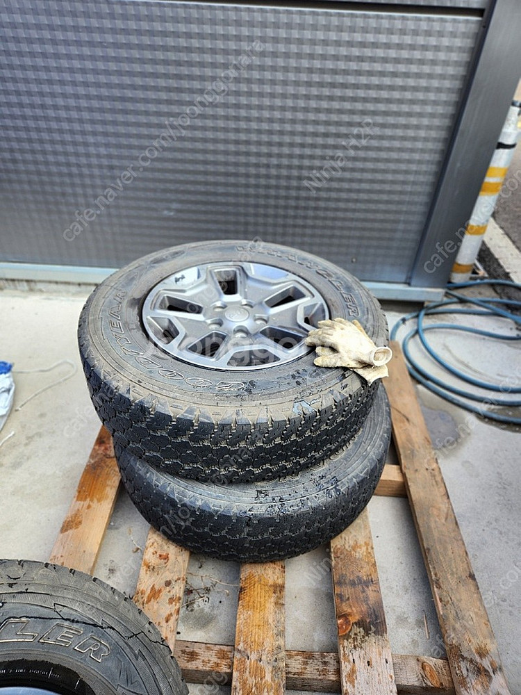 지프 랭글러 휠 판매합니다--1