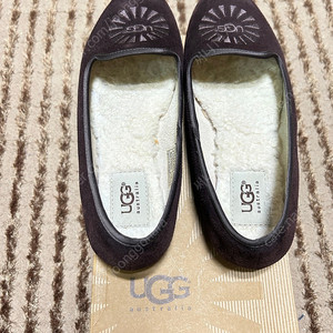 UGG 정품 털바닥 단화 ( 개런티카드 있음) 클럽모나코 플레어스커트랑 잘 어울림