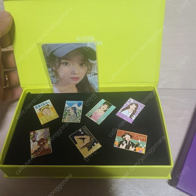 아이유 13주년 기념 뱃지 포카 이미지