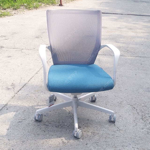 퍼시스 사무용가구 외 데스커 스틸케이스 등등 사무용 가구 많습니다. 이미지