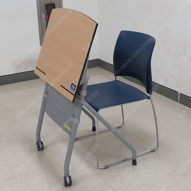 퍼시스 회의용 연수용 수강용 학원용 독서실 세미나실 1인용 테이블 책상 의자 이미지