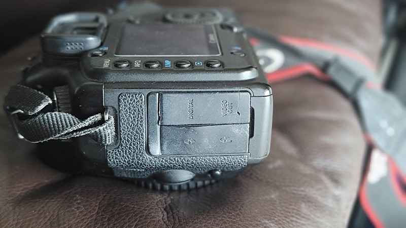 캐논 카메라 dslr 5d + 세로그립 + 릴리즈, 충전기, 배터리 이미지