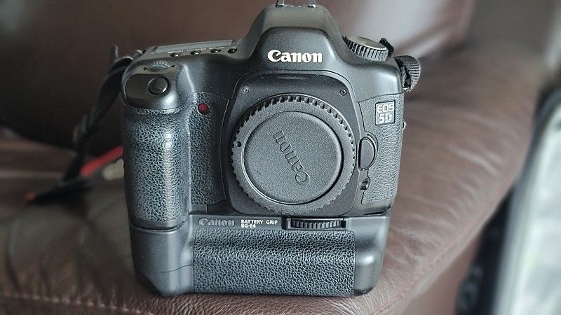 캐논 카메라 dslr 5d + 세로그립 + 릴리즈, 충전기, 배터리 이미지