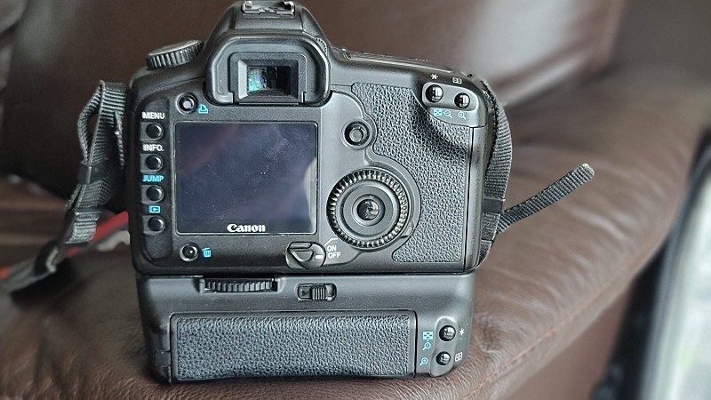 캐논 카메라 dslr 5d + 세로그립 + 릴리즈, 충전기, 배터리 이미지