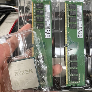 부산) 라이젠 5 2400G CPU+삼성 메모리 DDR4 8기가 2666 2장 판매합니다 (가격 인하)