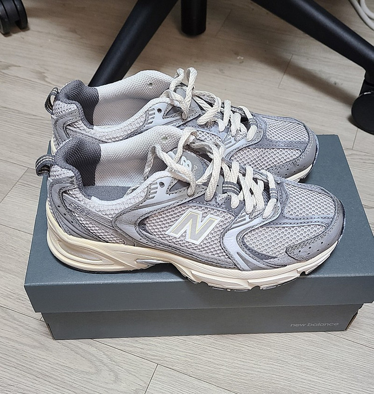 뉴발란스 530 프리미엄 빈티지 그레이 여성 225 이미지