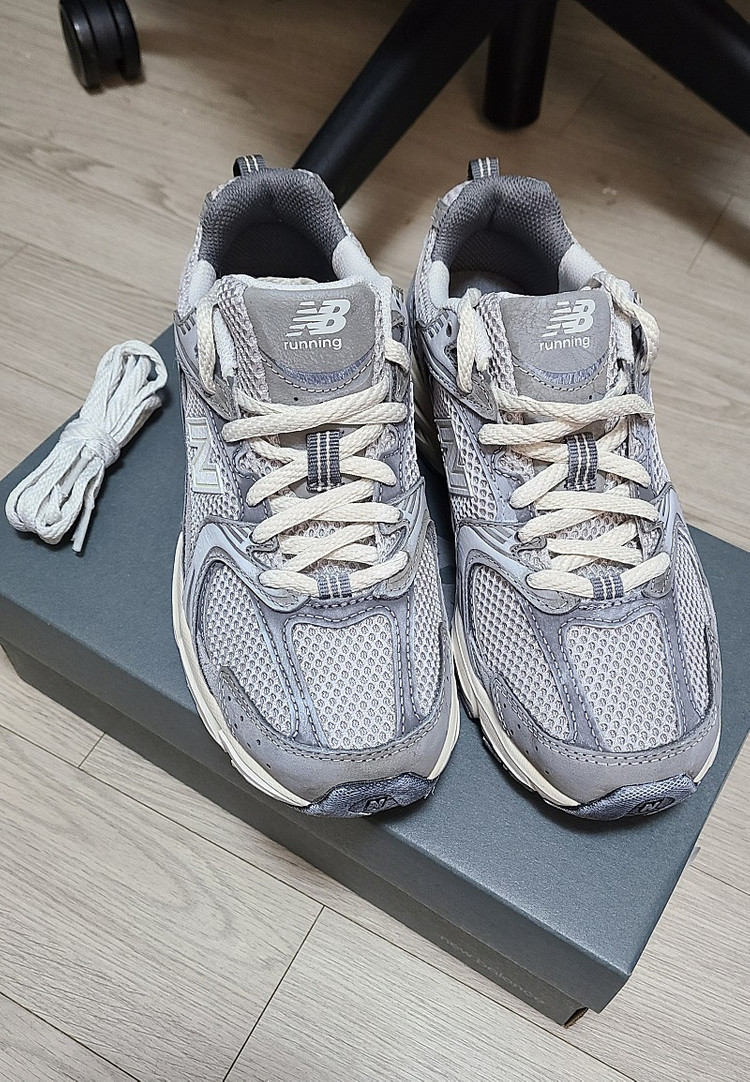 뉴발란스 530 프리미엄 빈티지 그레이 여성 225 이미지