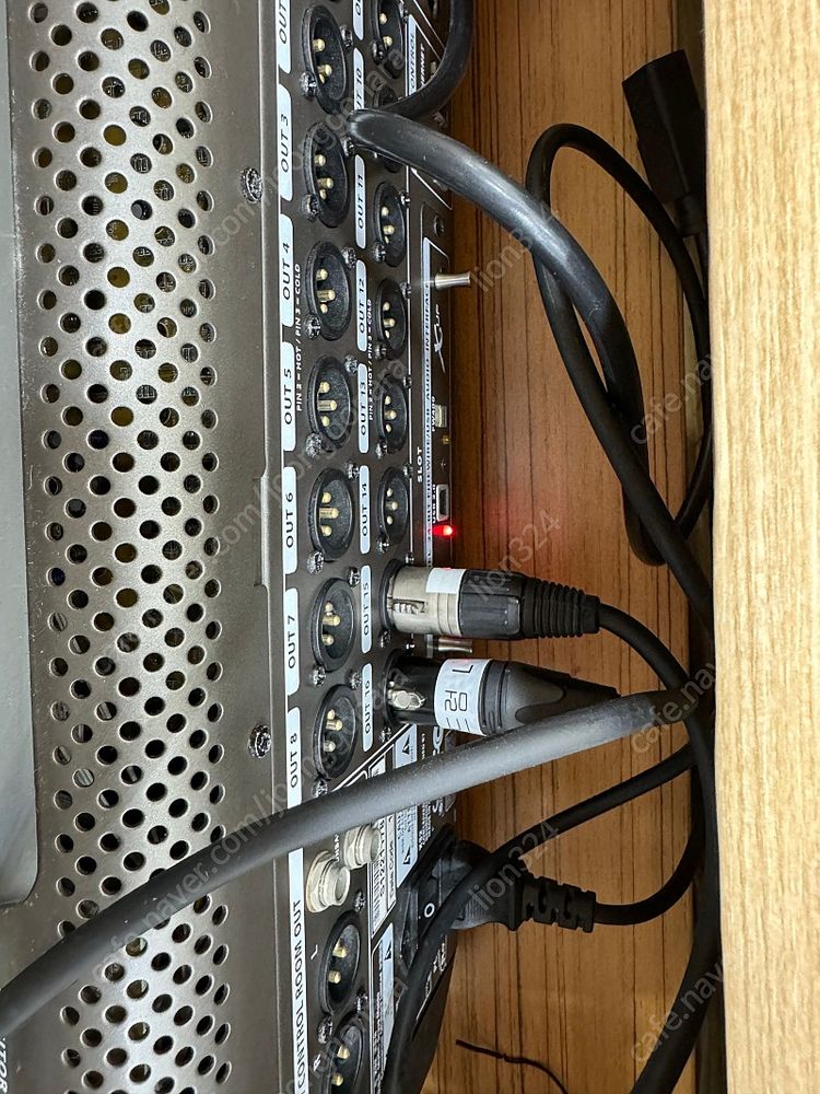 베링거 X32 32ch 판매합니다. 이미지