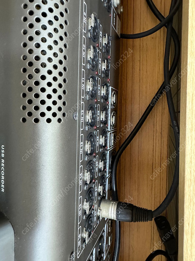 베링거 X32 32ch 판매합니다. 이미지