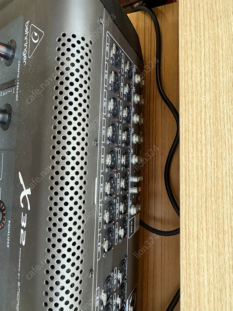 베링거 X32 32ch 판매합니다. 이미지