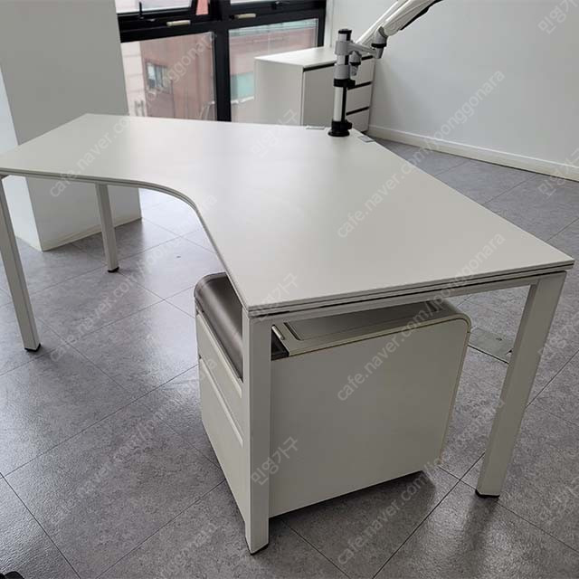 퍼시스 매입 가구 판매 렌탈 - 대형 창고 운영 이미지