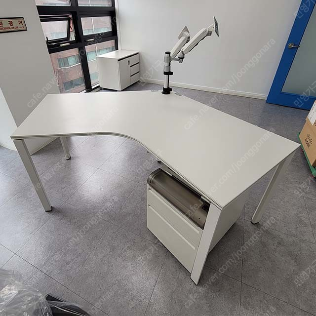 퍼시스 매입 가구 판매 렌탈 - 대형 창고 운영 이미지