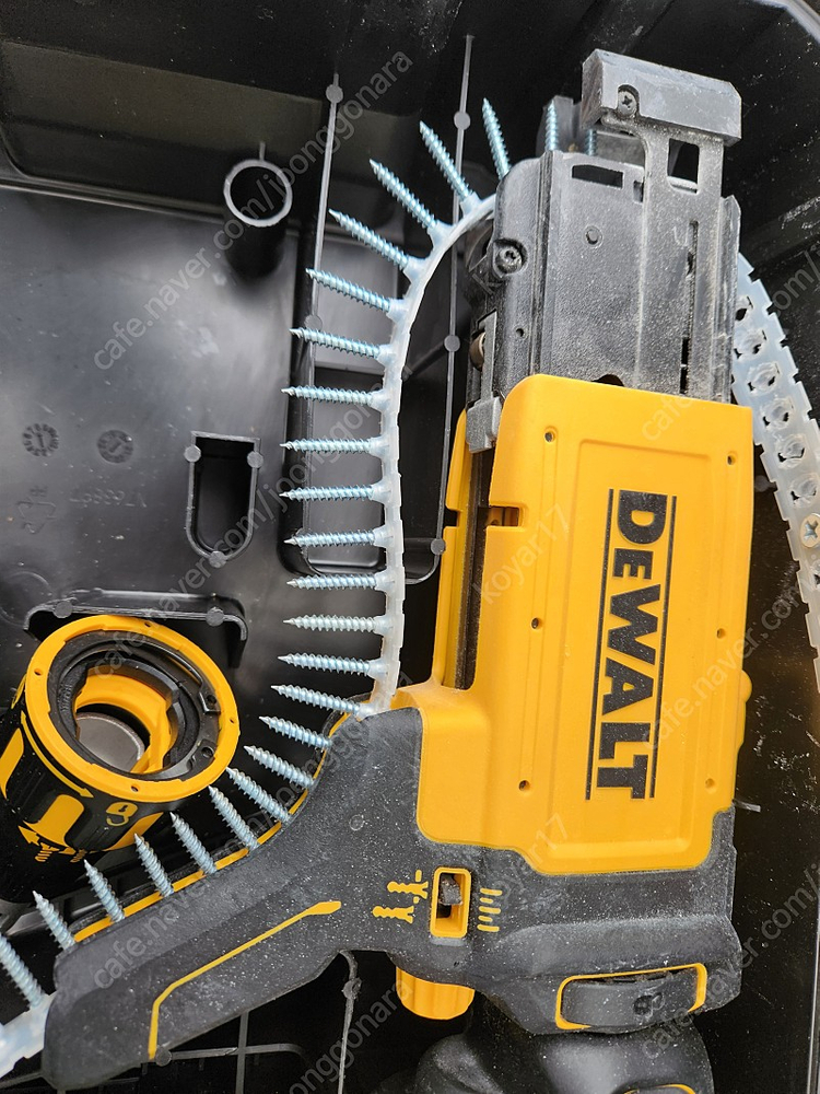 디월트 충전 매거진 드라이버 A급 이미지