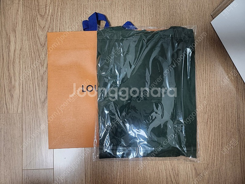 루이비통 인사이드 아웃라벨 티셔츠 판매합니다(미개봉)--2