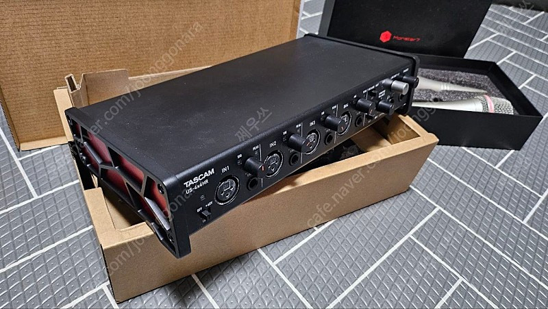 타스캄 us44 오디오인터페이스 + 몬스터7 다이나믹 마이크 2개 이미지