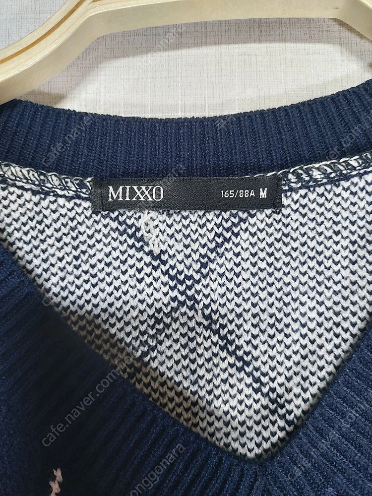 미쏘 여성니트 네이비 화이트 아가일 M 66 브이넥 이미지