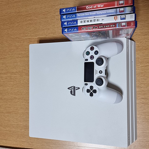 Ps4 pro 1tb (Cuh 7218b) 팝니다. 타이틀 포함.