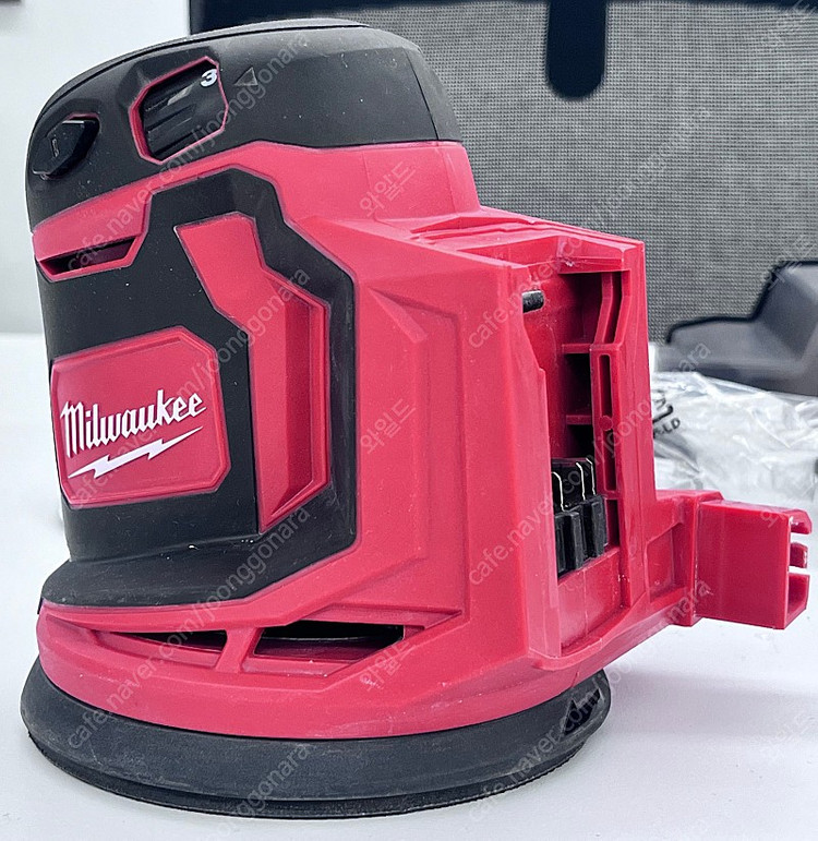 밀워키 충전 원형 샌딩기 M18 BOS125 베어툴 + 배터리 (케이스X) 팝니다.--8