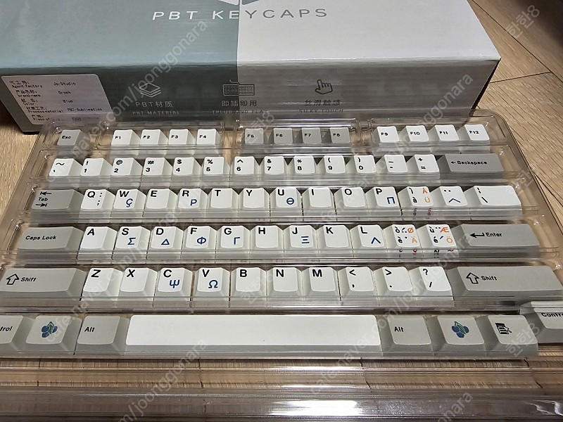 라이트 타이거 80 화이트 빌드작 판매합니다. -스위치, 키캡 선택 가능. 이미지