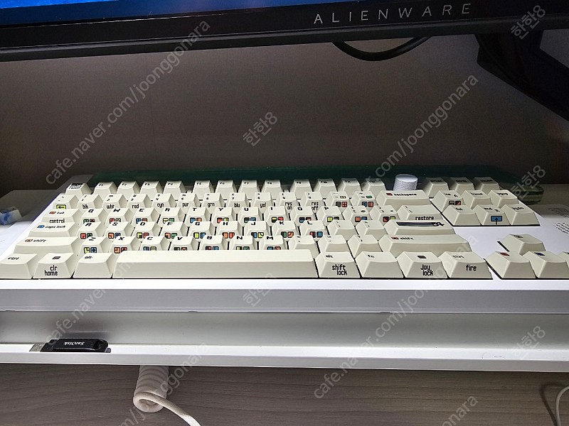 라이트 타이거 80 화이트 빌드작 판매합니다. -스위치, 키캡 선택 가능. 이미지