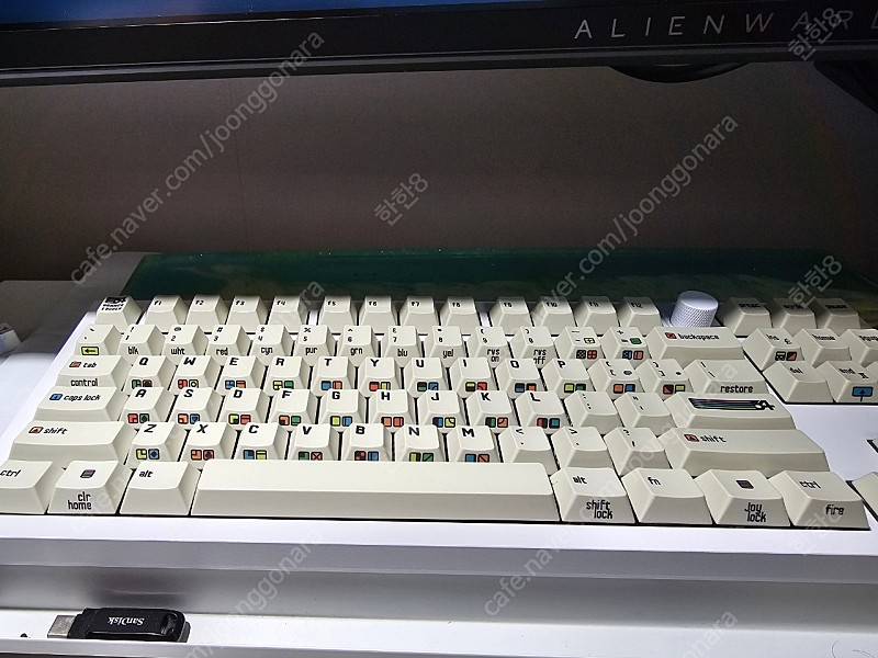 라이트 타이거 80 화이트 빌드작 판매합니다. -스위치, 키캡 선택 가능. 이미지