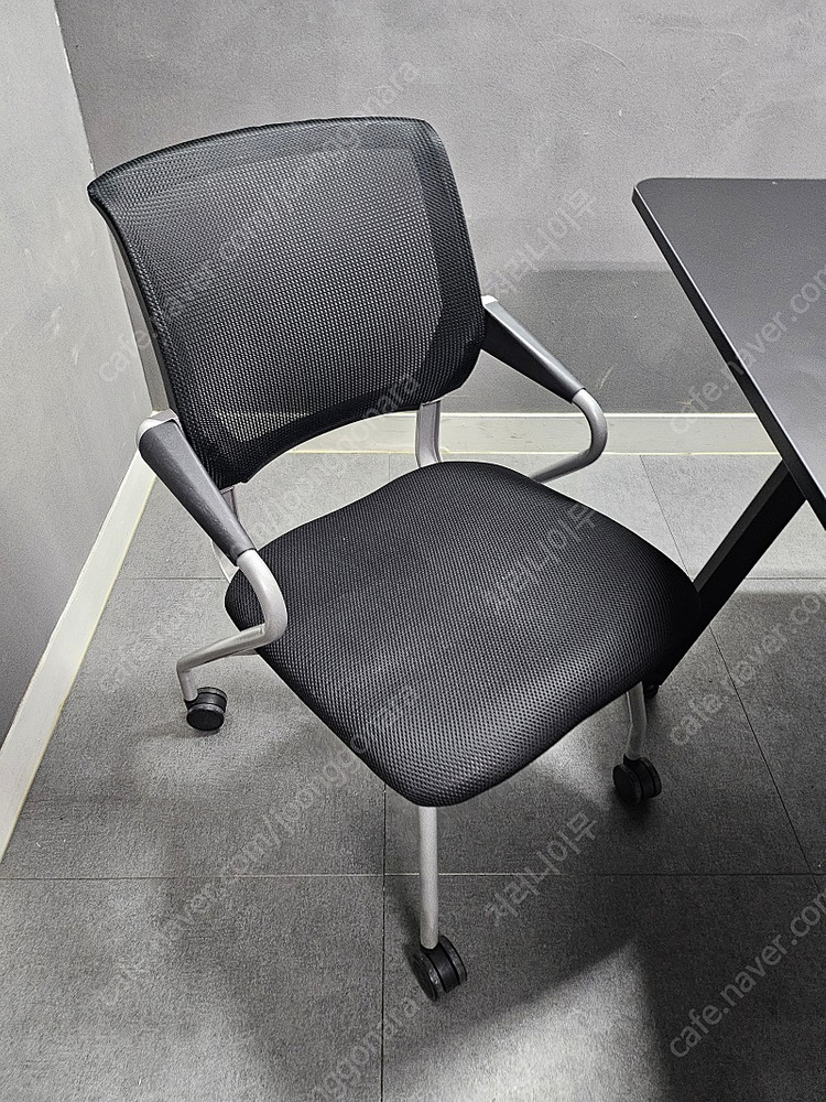 사무실 정리하며 깨끗한 검정 의자 판매해요 이미지