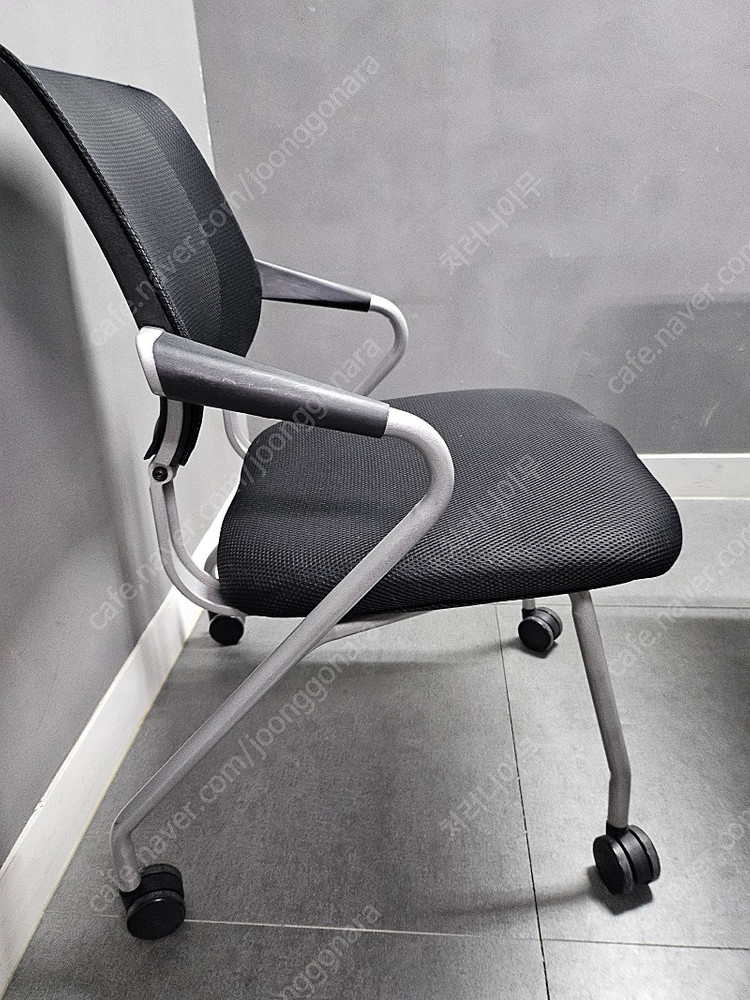 사무실 정리하며 깨끗한 검정 의자 판매해요 이미지