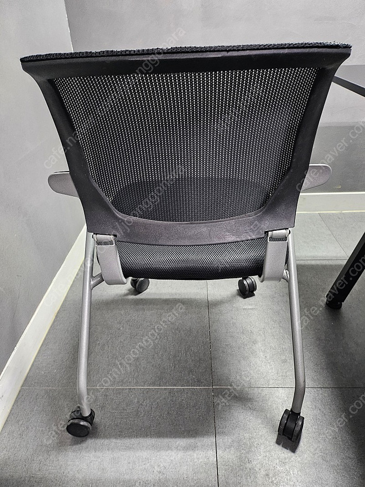 사무실 정리하며 깨끗한 검정 의자 판매해요 이미지