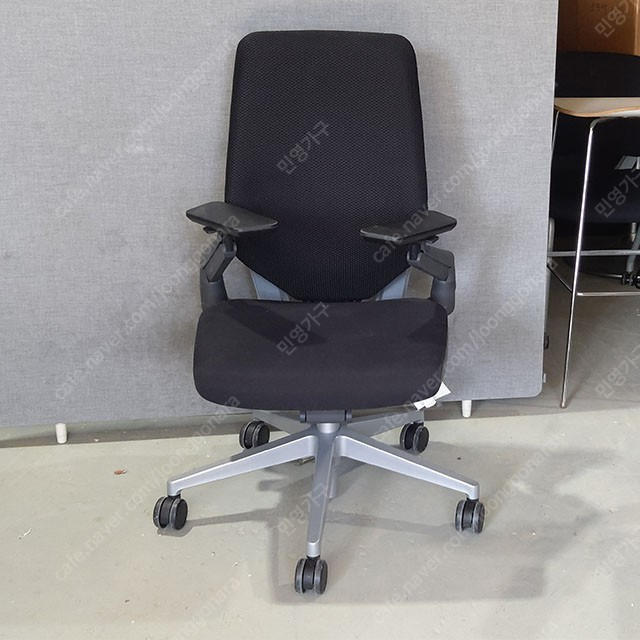 명품 steelcase chair 스틸케이스 사무용 의자 제스쳐 레쓰비 씽크 이미지