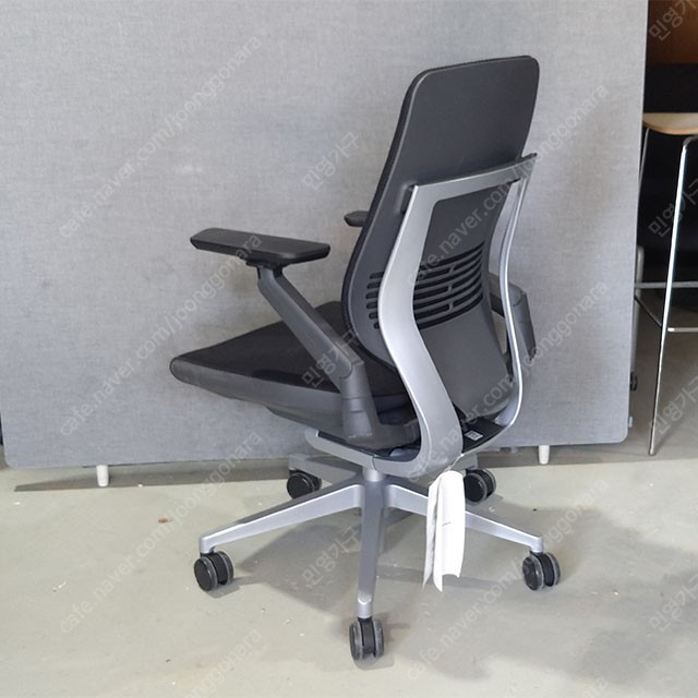 명품 steelcase chair 스틸케이스 사무용 의자 제스쳐 레쓰비 씽크 이미지