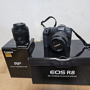 EOS R8