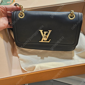 LOUIS VUITTON 락미 체인 백 이스트 웨스트 M22303