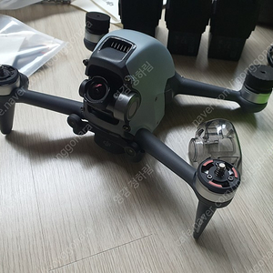 DJI FPV 콤보 + 플라이모어 킷 + 전용가방 총 90만원에 팝니다