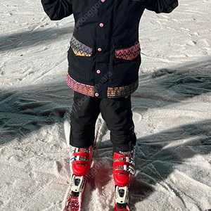 버튼 주니어 어린이 스노우보드복 스키복 자켓 팔아요 국내에 없는 디자인 넘 예뻐요~ 초1-3 입으면 딱이예요