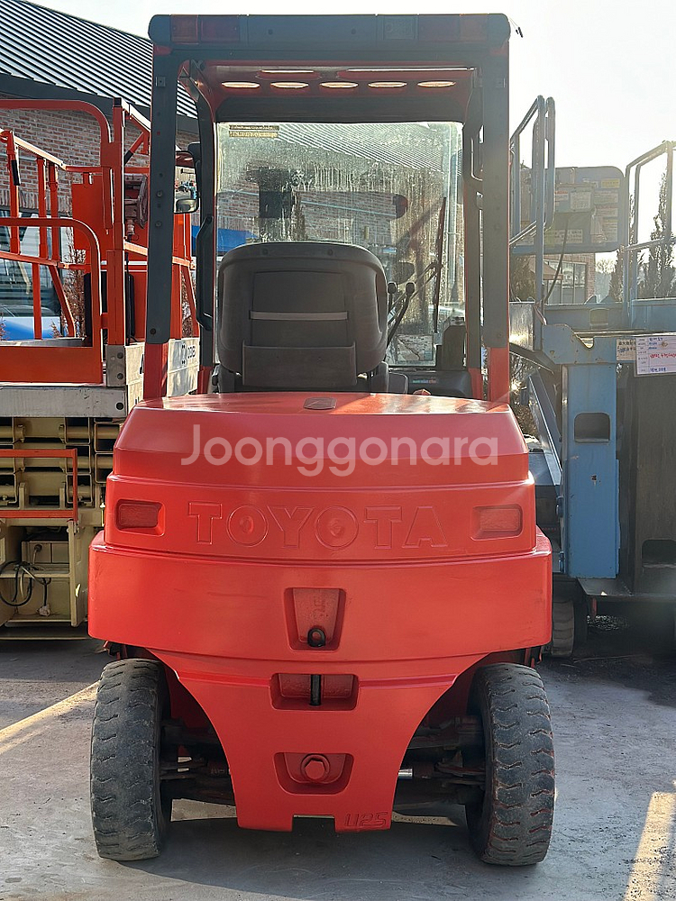 도요타 2.5톤 전동지게차 도색해 깔끔한 외관 ! ★무이자할부★도 되요!!!!--3