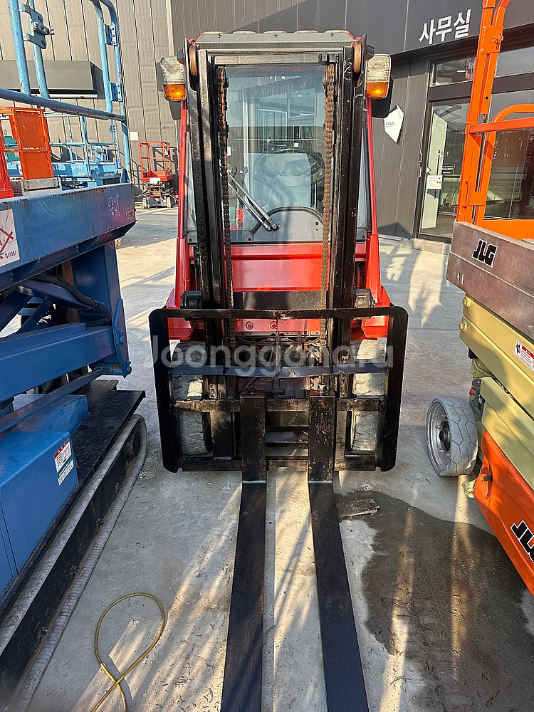 도요타 2.5톤 전동지게차 도색해 깔끔한 외관 ! ★무이자할부★도 되요!!!!--5