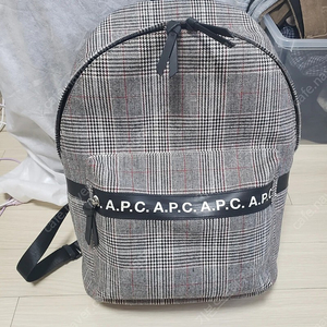 A.P.C 체크 백팩 8만원 팝니다.