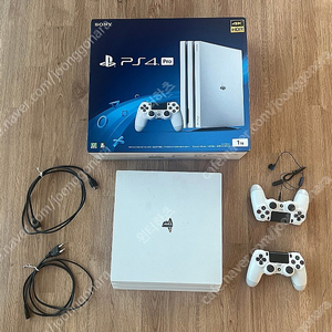 PS4 Pro 화이트 +CD 2장(박스 있음)