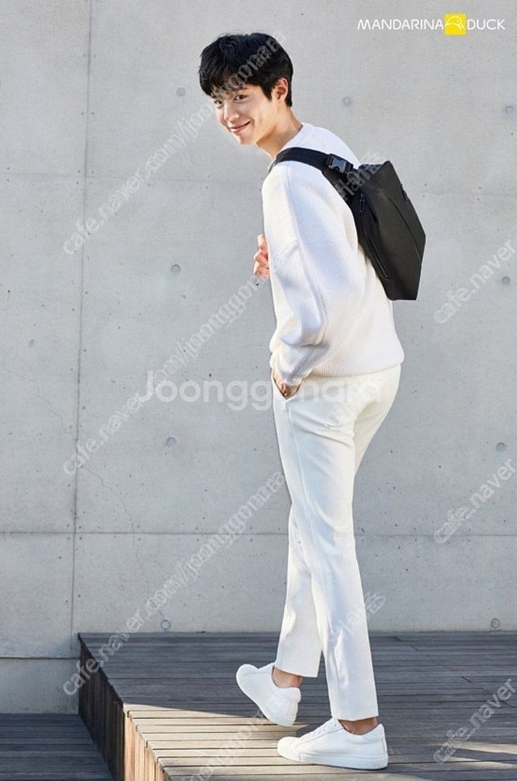 만다리나덕 박보검 슬링백 팝니다.--0