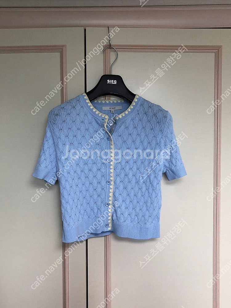 온앤온 배색자수크롭가디건 새제품 (55사이즈) 팝니다.--0