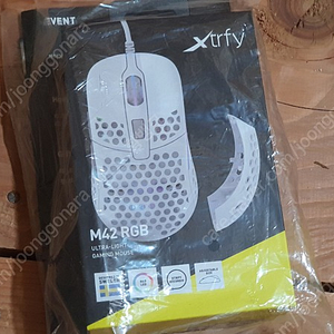엑스트리파이 Xtrfy M42 RGB 화이트 경량 타공 게이밍마우스 판매