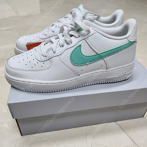 [미개봉 새상품] 나이키 에어포스원(Air Force1) 여성 운동화 판매합니다. (사이즈 240mm)