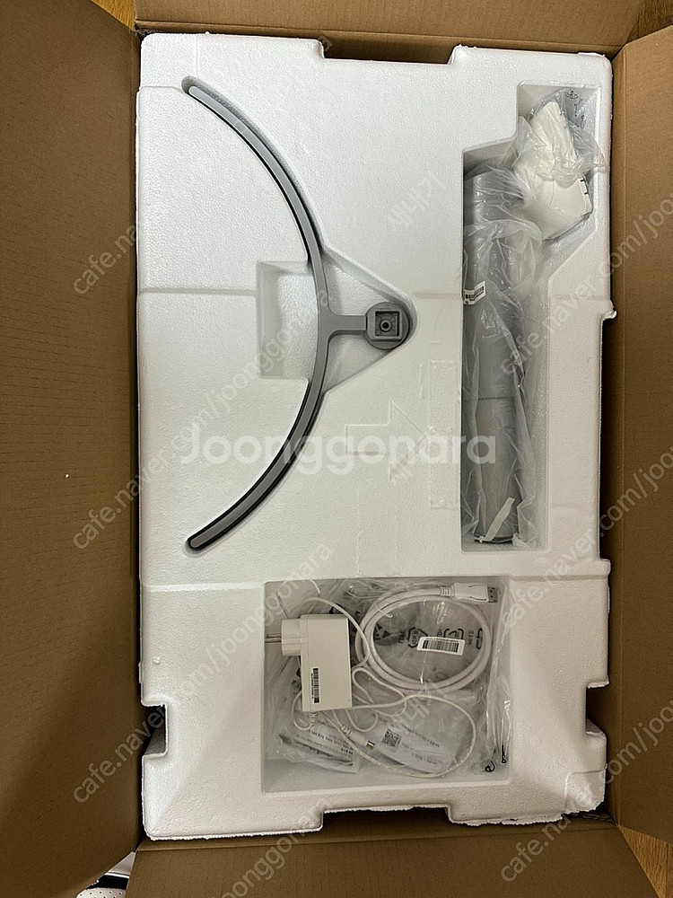 LG 4K 모니터 32UN650 팝니다--5