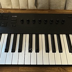 NI KOMPLETE KONTROL A61 컴플리트 컨트롤 A61 마스터 키보드 판매합니다.