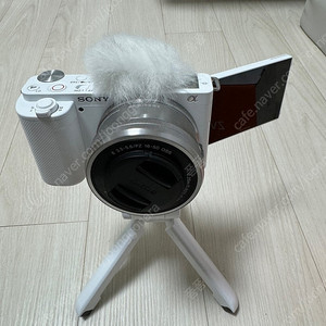 소니 카메라 ZV-E10 기본렌즈 포함 중고 판매합니다(삼각대 포함)