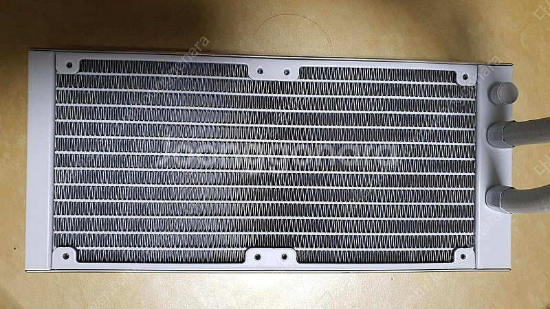 리안리 갤러해드 aio240 화이트 택포7.5팝니다--6