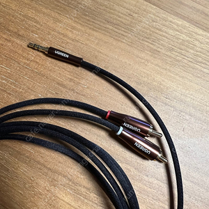 유그린 프리미엄 3.5mm to 2 RCA 케이블 2m 팝니다.